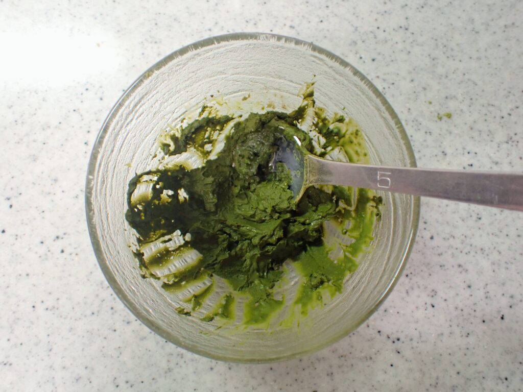 Mix the matcha powder with milk