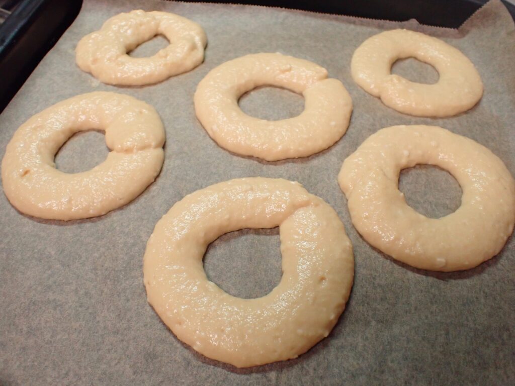 オーブンで焼く前の豆腐の焼きドーナツ
