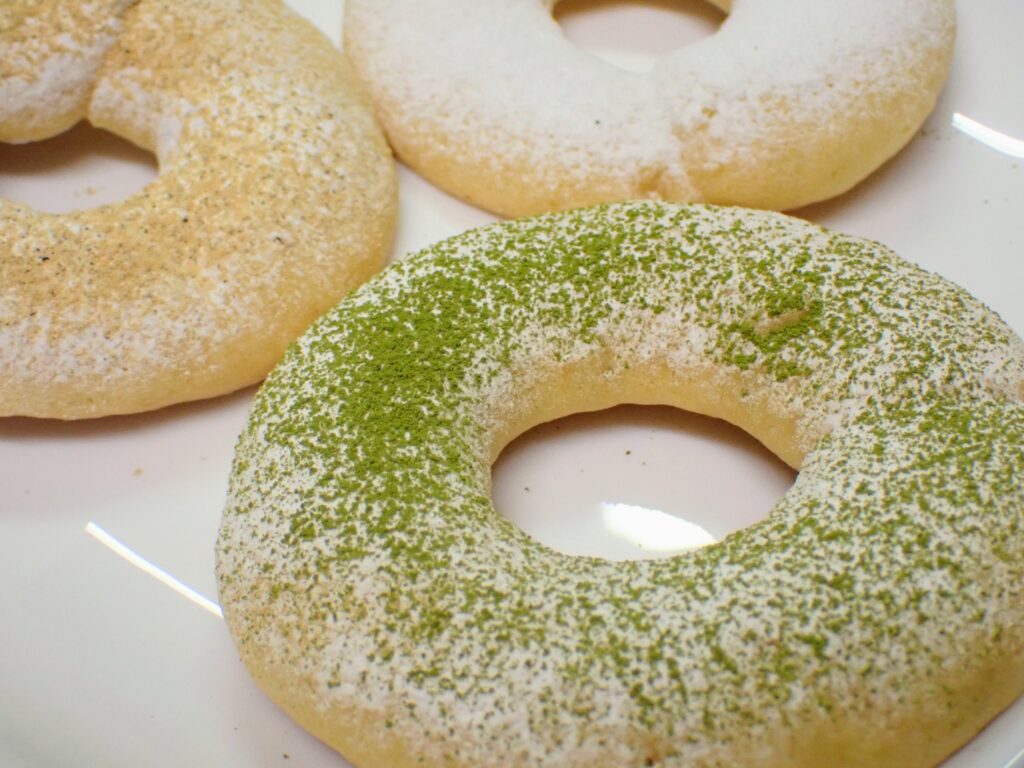 お皿に盛り付けた豆腐の焼きドーナツ（抹茶）