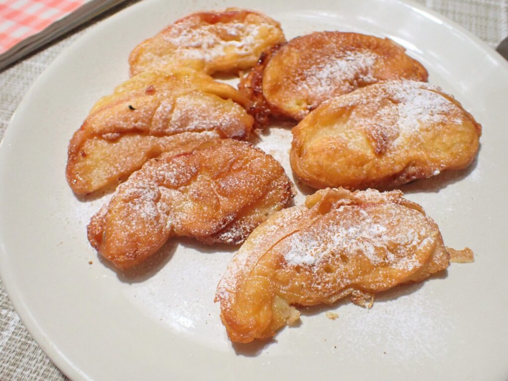 お皿に並べたりんごのベニエ